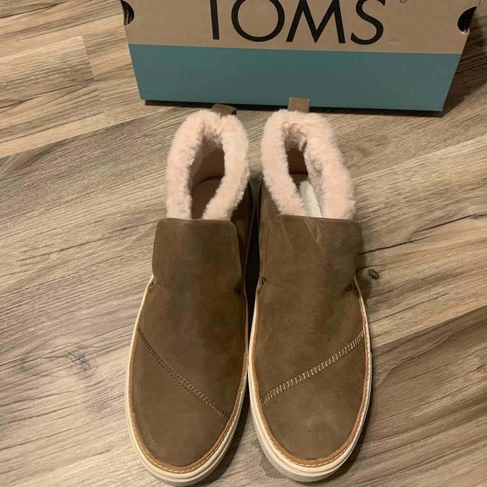 •TOMS•